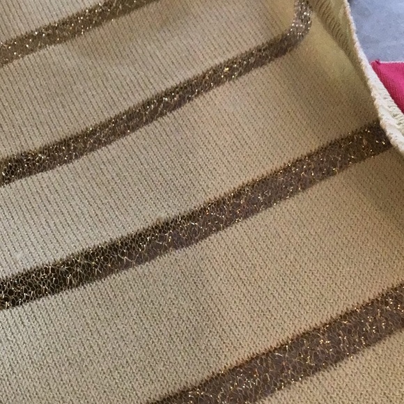 Vintage inspired, jeweled buttons, 3/4 sleeve sweater. - Picture 5 of 11